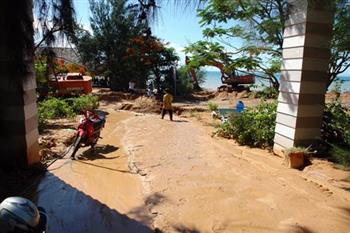 Vỡ hồ chứa nước đãi titan, bùn chảy tràn vào khu resort