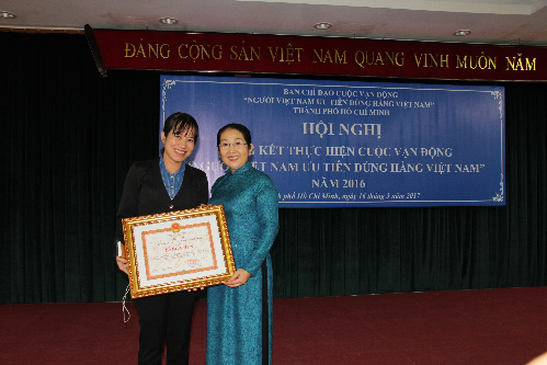 Đại diện UBND TPHCM trao tặng bằng khen cho Lotte Mart vì có thành tích xuất sắc trong cuộc vận động