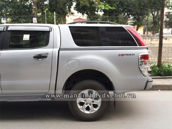 Nắp thùng cao xe Toyota Hilux có đèn phanh