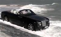 Mang Rolls-Royce xuống biển rửa xe